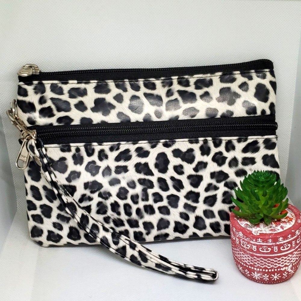 Black & white leopard print wristlet NWOT  8×5